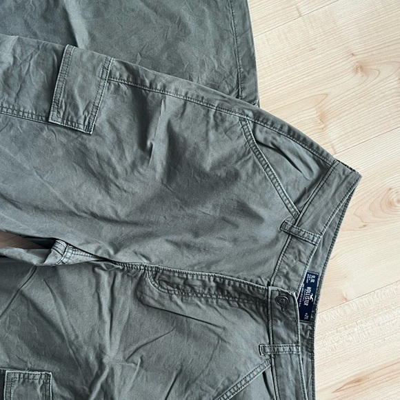 Hollister High-Rise Dad Pants in Olive - Picture 2 of 4